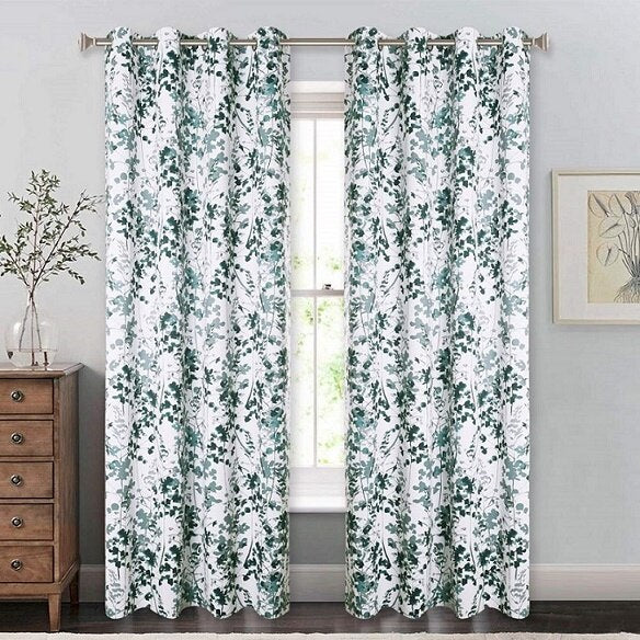 Gardin med grønt botanisk blomstermønster