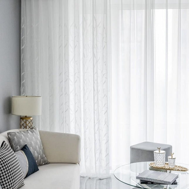 Gjennomsiktig gardin med broderte grener