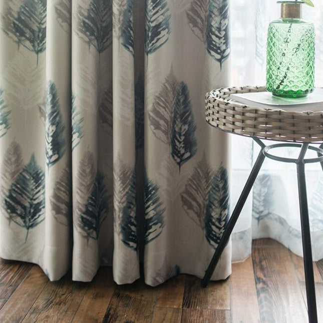 Lystett gardin med moderne fjærmotiv