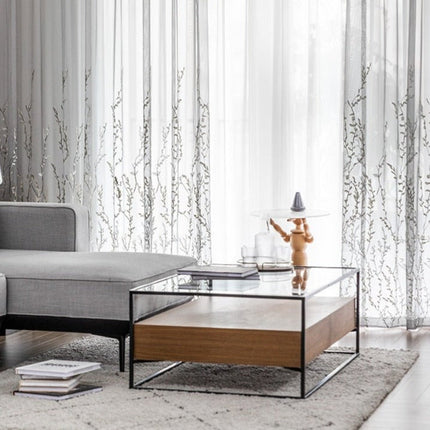 Tynn gardin med brodert greinmønster