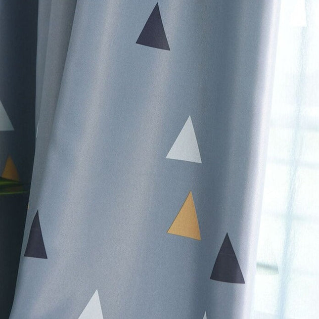 Gardin med geometrisk trekantmønster