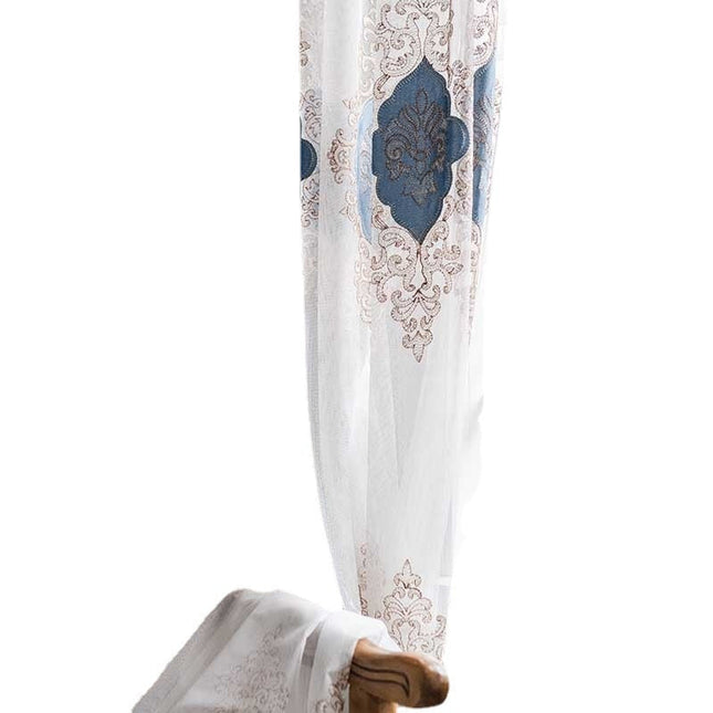 Florlett gardin med brodert barokkmotiv