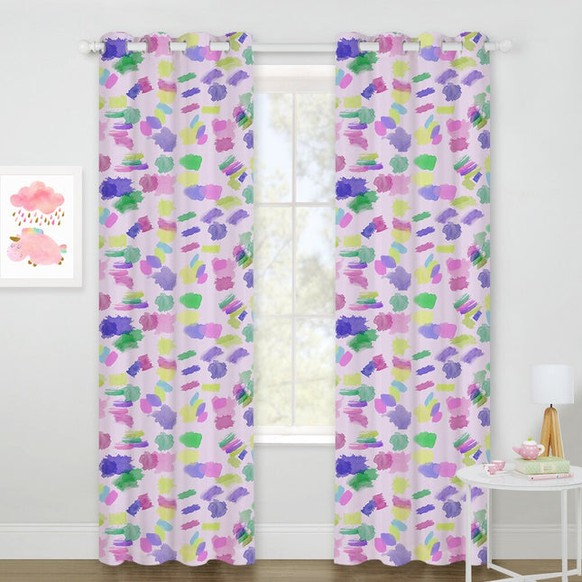 Fargerik gardin med abstrakt mønster