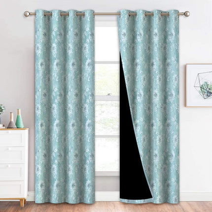 Lystett gardin med blått blomstermønster