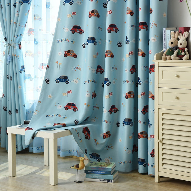 Lystett gardin til barnerom med biler