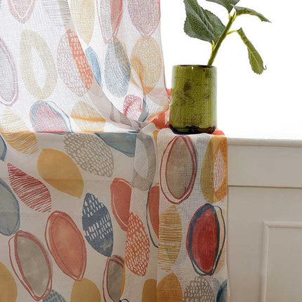 Tynn gardin med fargerikt mønster