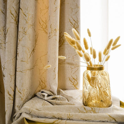 Elegant gardin med gyllent mønster