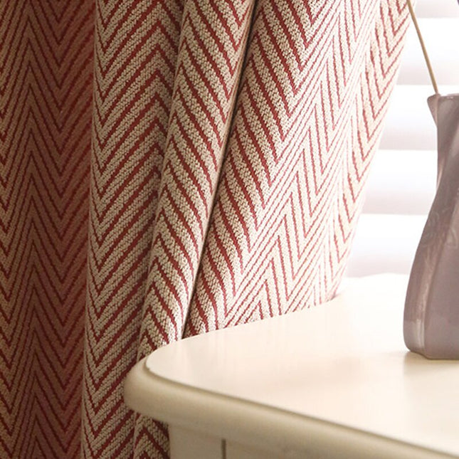 Rød gardin med klassisk sikksakkmønster