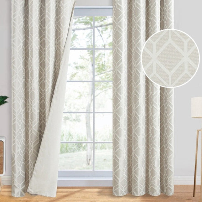 Beige lystett gardin med geometrisk mønster