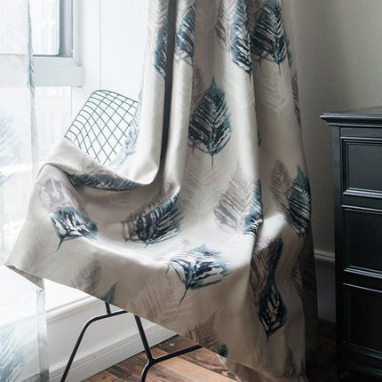 Lystett gardin med moderne fjærmotiv