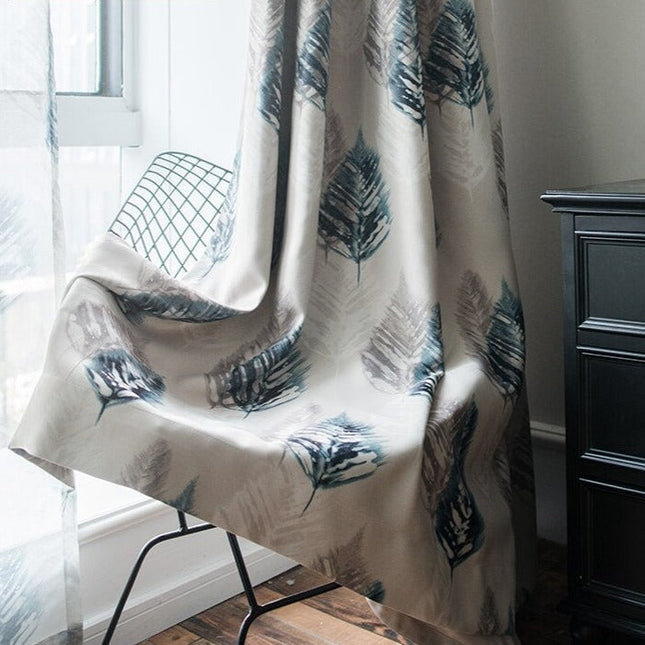 Lystett gardin med moderne fjærmotiv