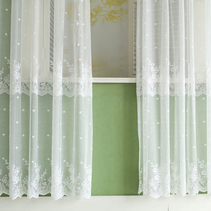 Lett tyllgardin med delikat blomsterbroderi