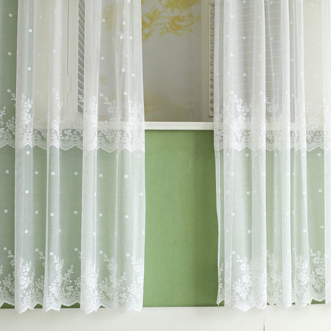 Lett tyllgardin med delikat blomsterbroderi