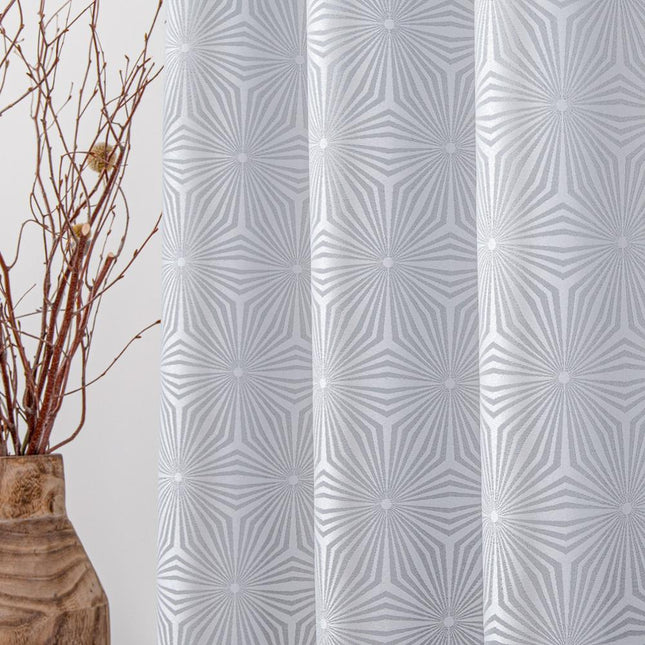 Lys grå gardin med geometrisk mønster