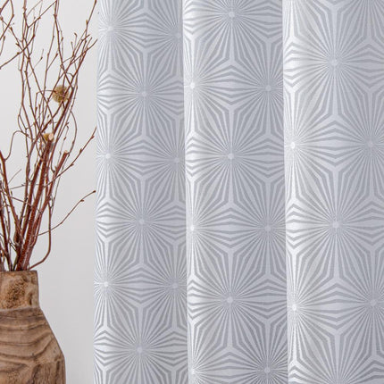 Lys grå gardin med geometrisk mønster