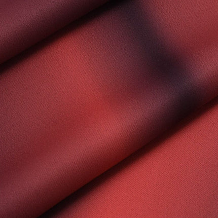 Rød teatergardin i fløyelslook