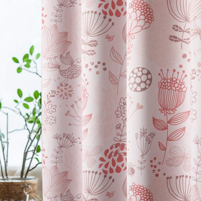 Gardin med rødt blomstermønster stue