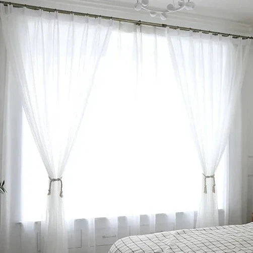 Hvit tynn gardin med diskret broderi
