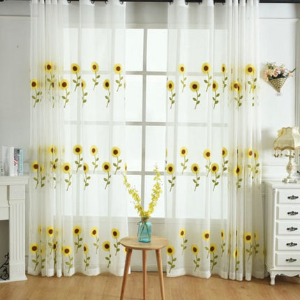 Tynn gardin med broderte solsikker
