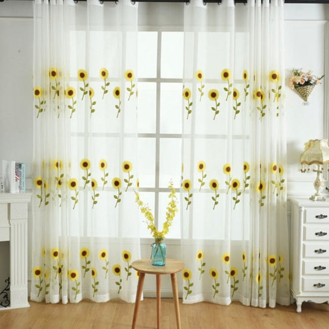 Tynn gardin med broderte solsikker