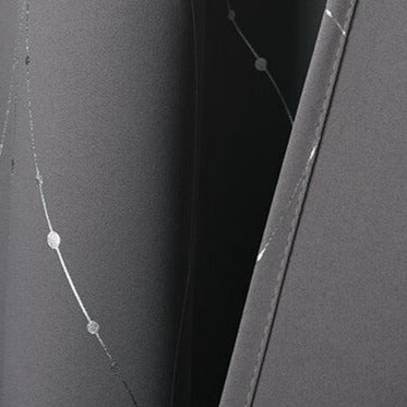 Grå lystett gardin med sølvdetaljer