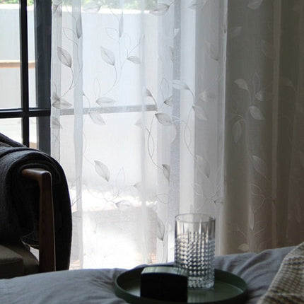 Gjennomsiktig tyllgardin med broderte blader