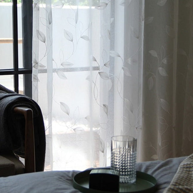 Gjennomsiktig tyllgardin med broderte blader