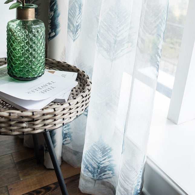 Halvtransparent gardin med fjærmønster