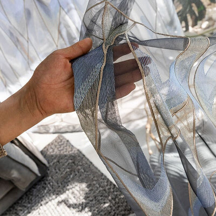 Gjennomsiktig gardin med geometrisk broderi