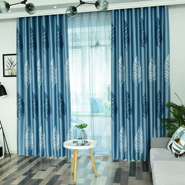 Blå gardin med hvitt bladmotiv