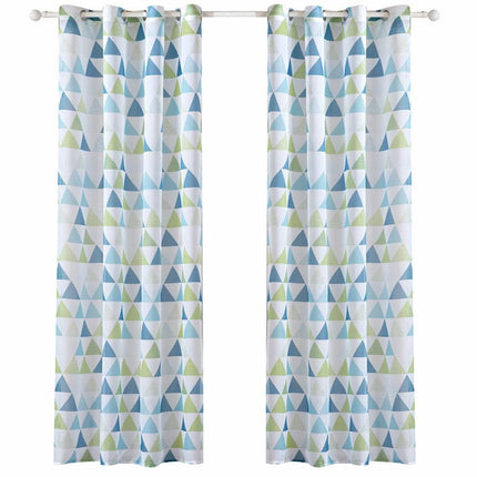 Tynn gardin med geometrisk trekantmønster