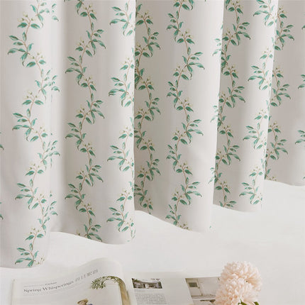 Gardin med grønt småbladet mønster