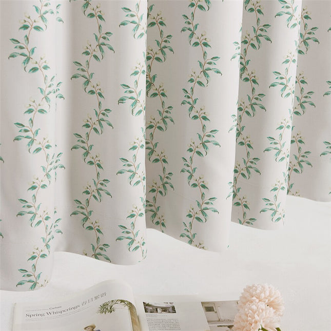 Gardin med grønt småbladet mønster