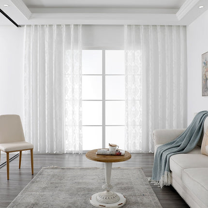 Hvit voilegardin med damaskmønster