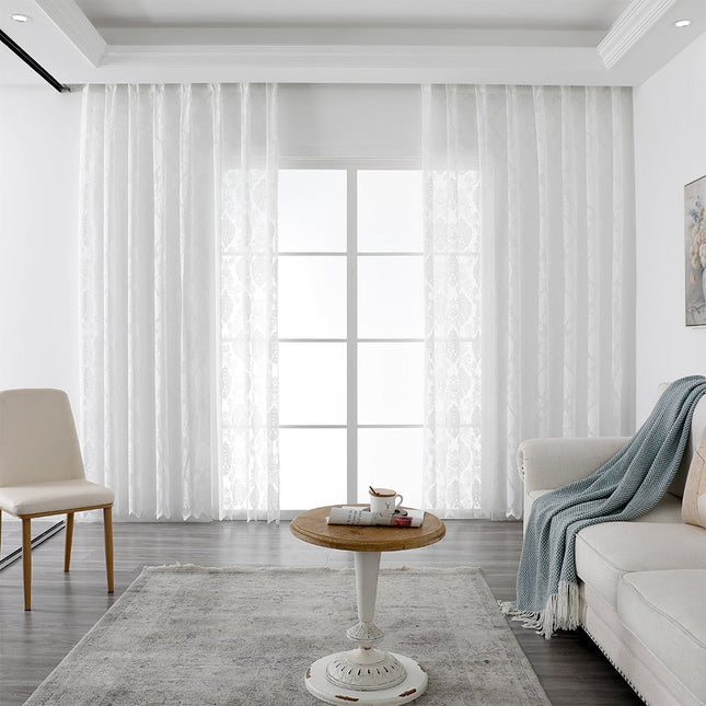 Hvit voilegardin med damaskmønster