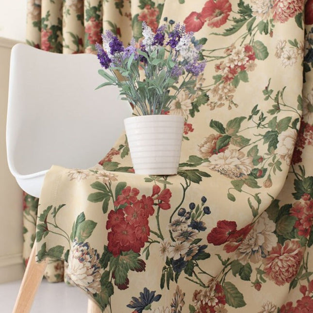 Lessaïa mørkleggingsgardin med romantisk blomstermønster