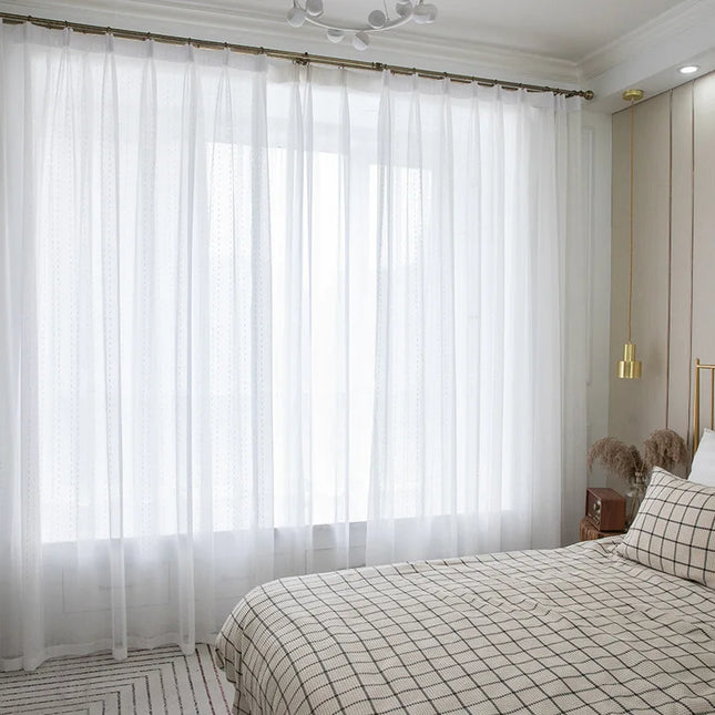 Hvit tynn gardin med diskret broderi