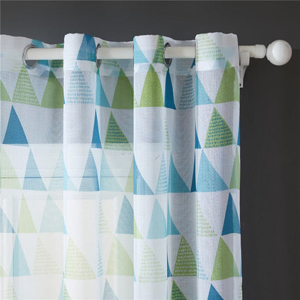 Tynn gardin med geometrisk trekantmønster