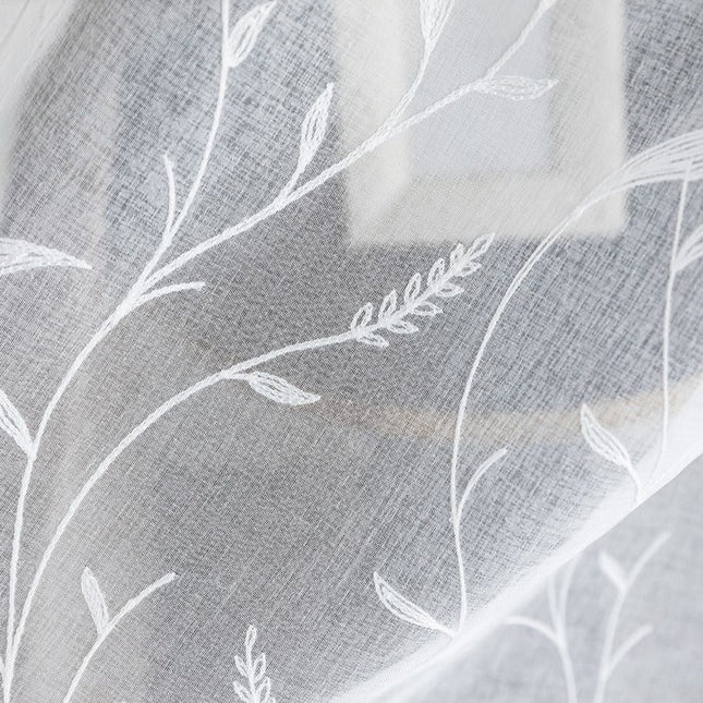 Gjennomsiktig gardin med broderte grener