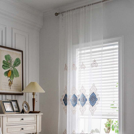 Florlett gardin med brodert barokkmotiv