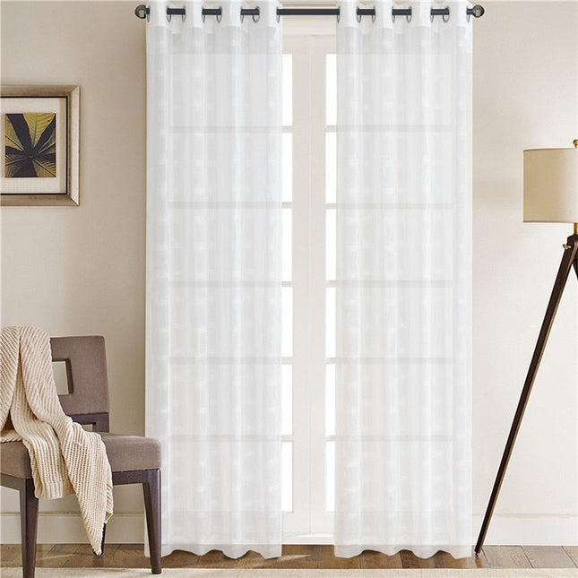 Hvit tynn gardin med rutemønster