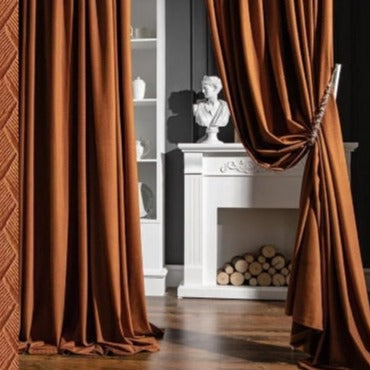 Tykk gardin med vevd mønster