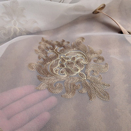 Brodert heisgardin i transparent stoff