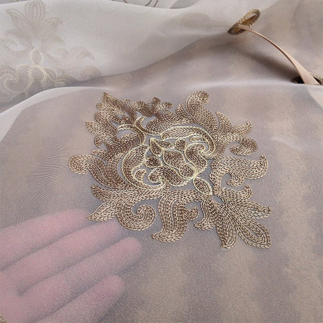 Brodert heisgardin i transparent stoff