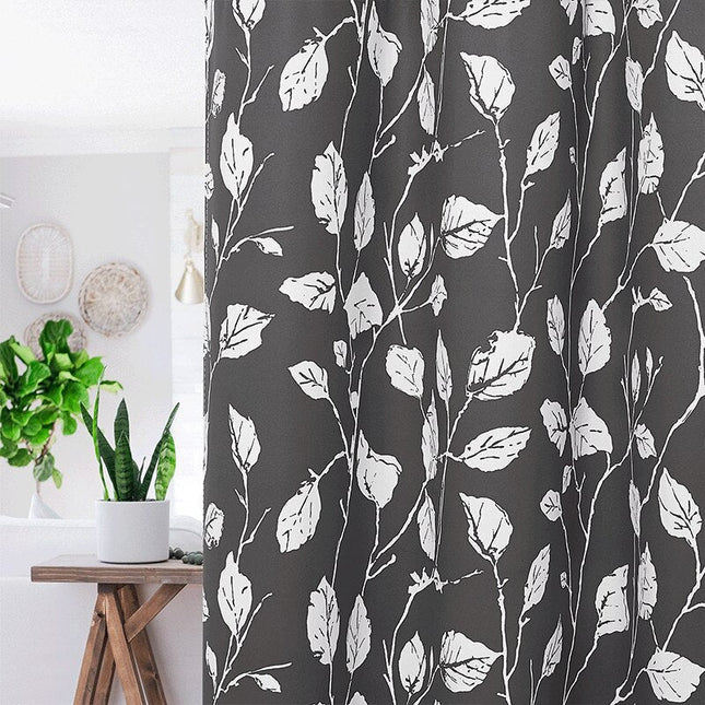 Mørk utendørs gardin med bladmønster