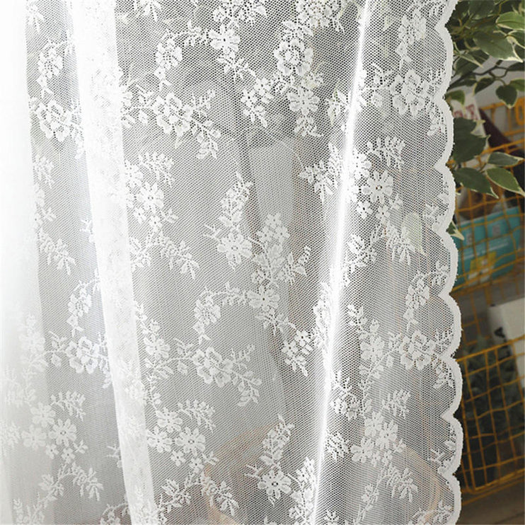 Vintage blonde-gardin med tett blomstermønster