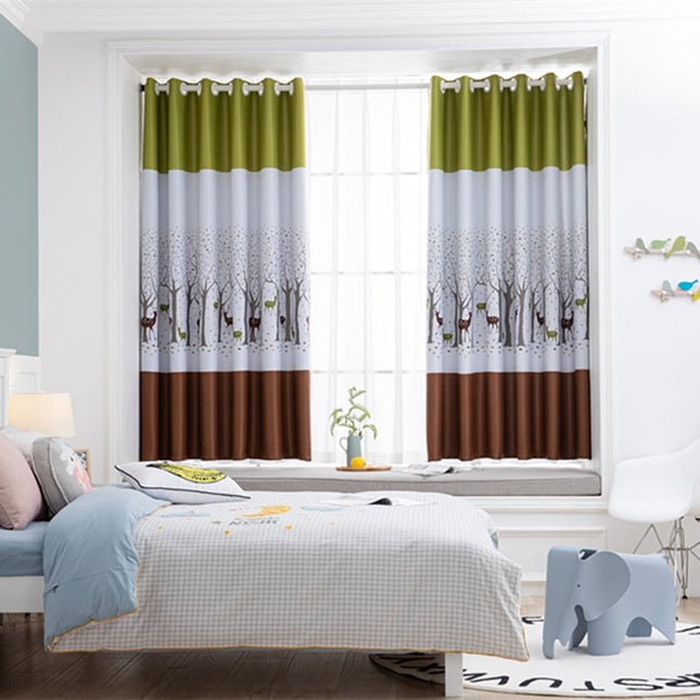 Barneromsgardin med skog og hjort