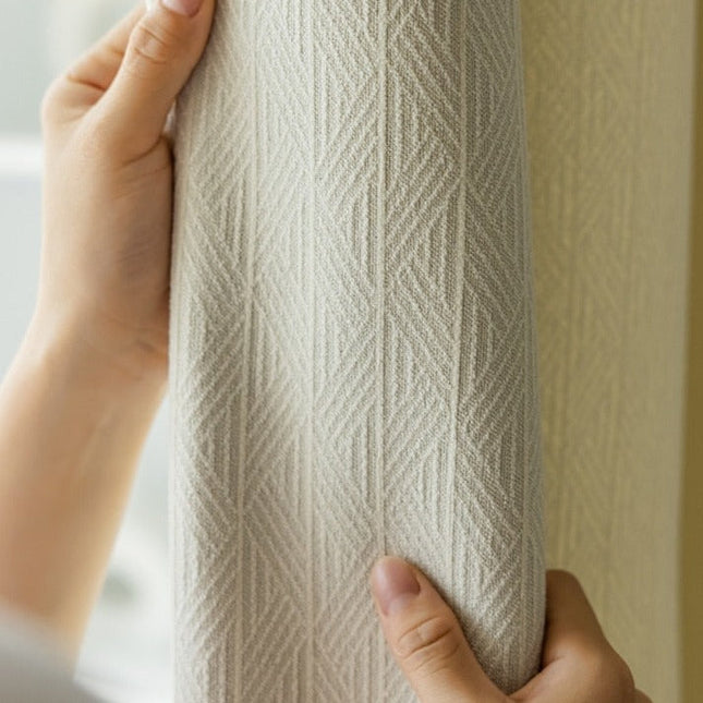 Beige lystett gardin med fiskebeinsmønster