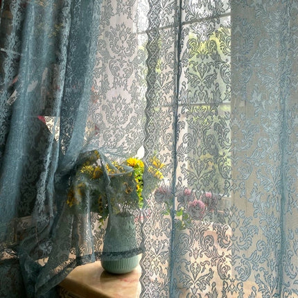 Blå blondegardin med damaskmønster