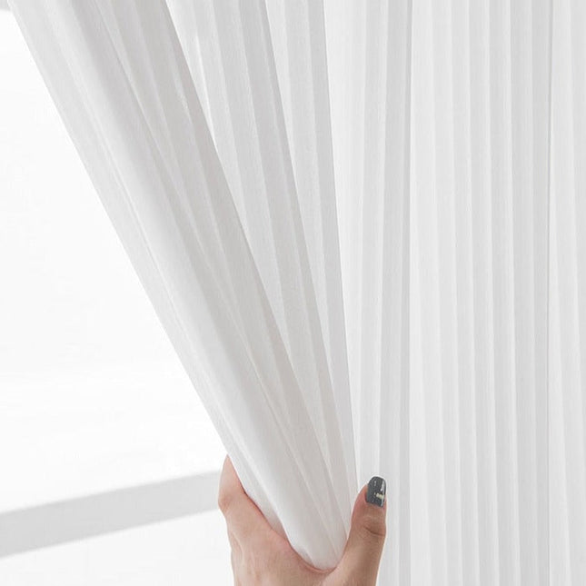 Lett gardin med praktisk borrelåsfeste